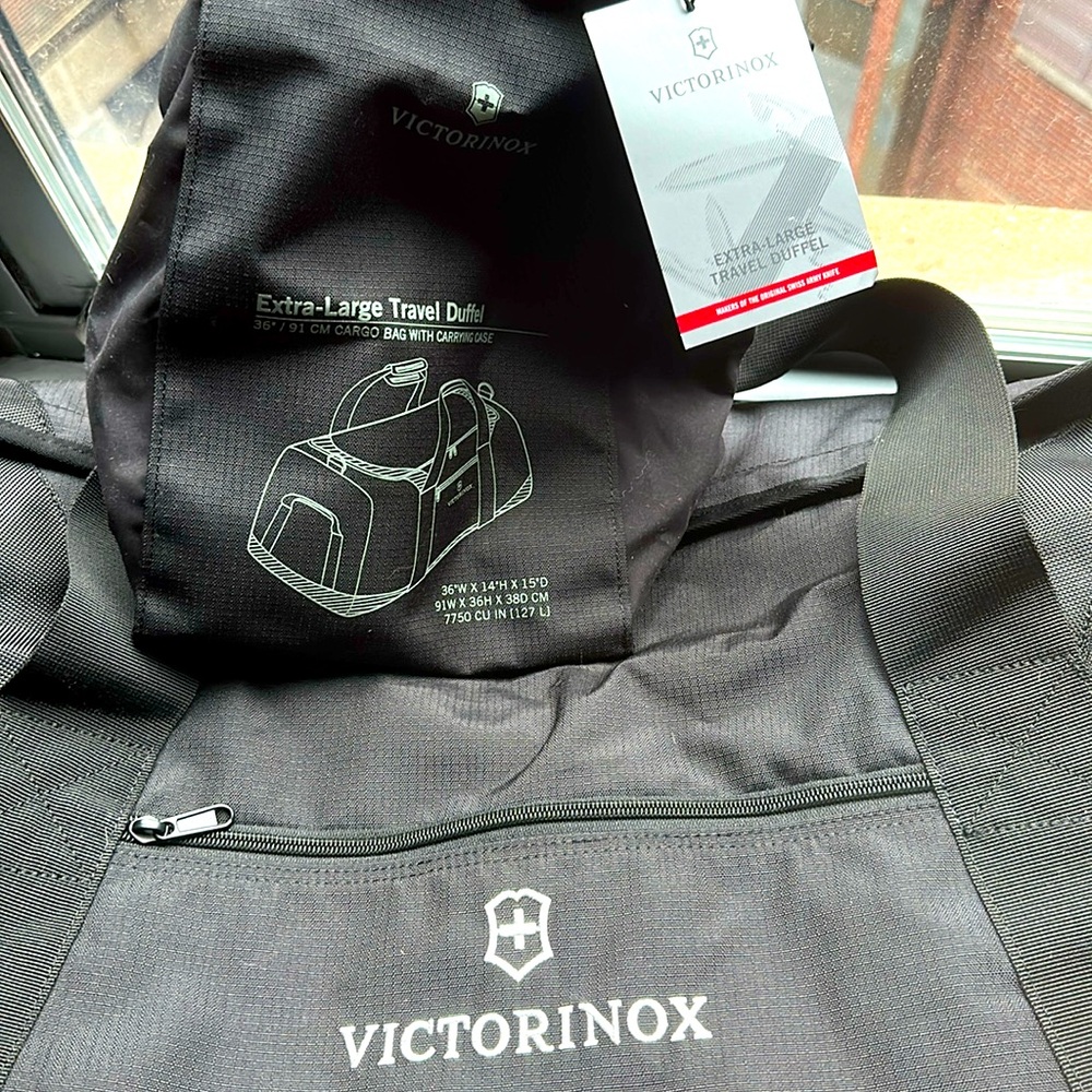 Victorinox Extra-Large Travel Duffel. NWT. Cargo style Bag w Carrying Case OS